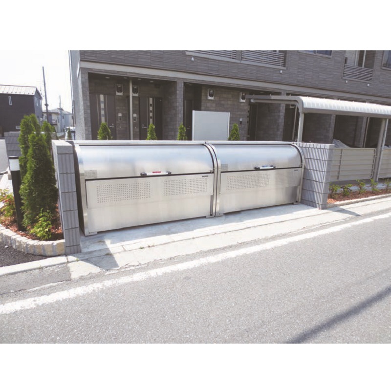 ダイケン クリーンストッカー ゴミ収集庫を道路沿いの集合住宅前に並べて設置した施工事例