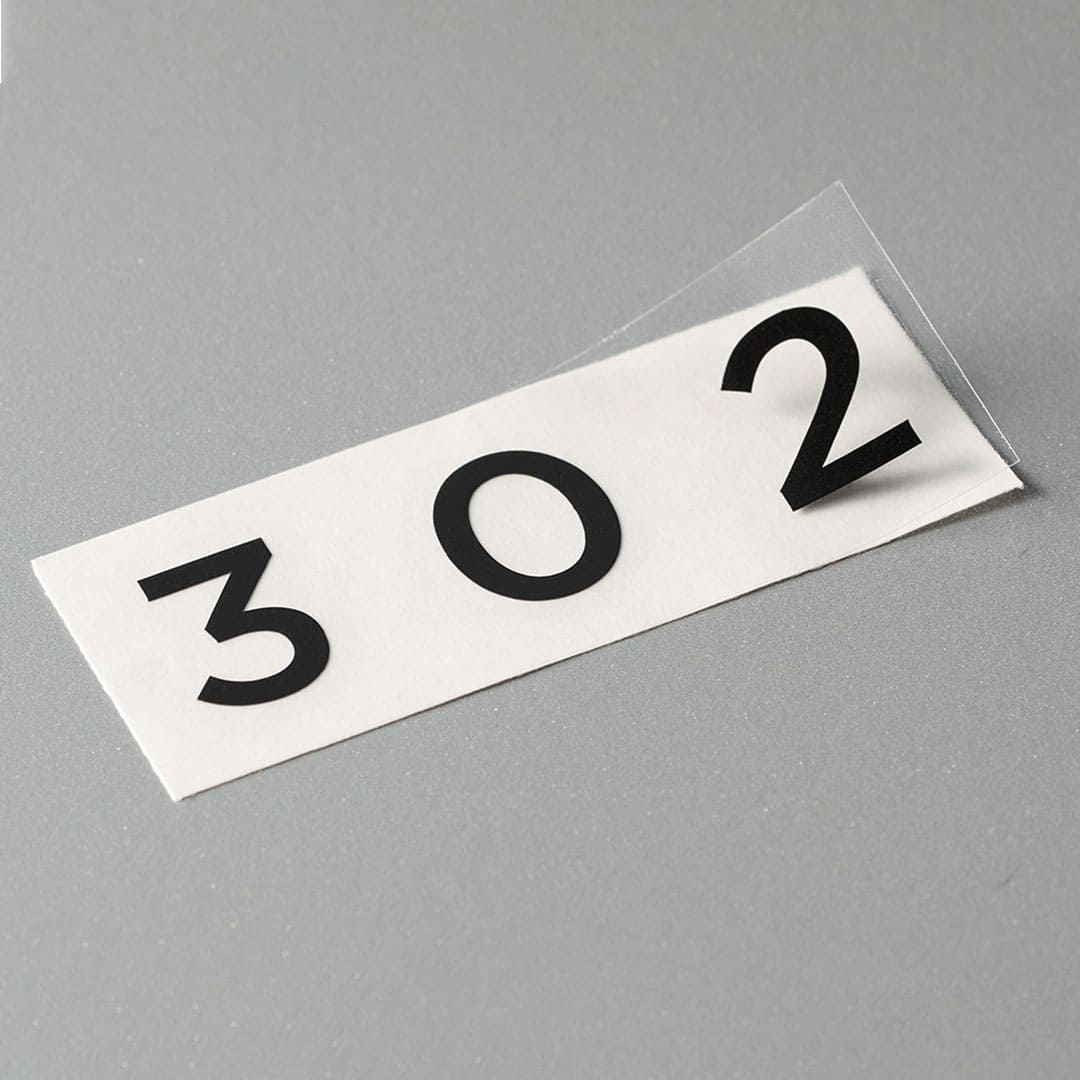 貼り方(1) 透明シートに文字がつくようにはがす。